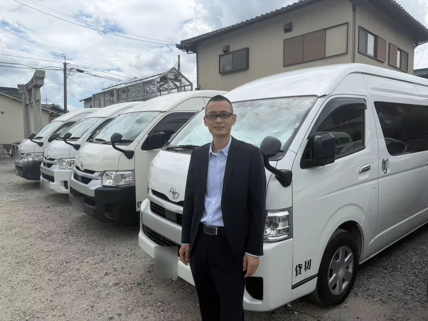 三江株式会社のハイエース車両とスタッフ